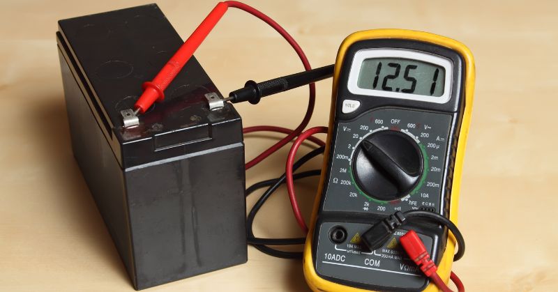 Measuring the battery voltage with the battery monitor