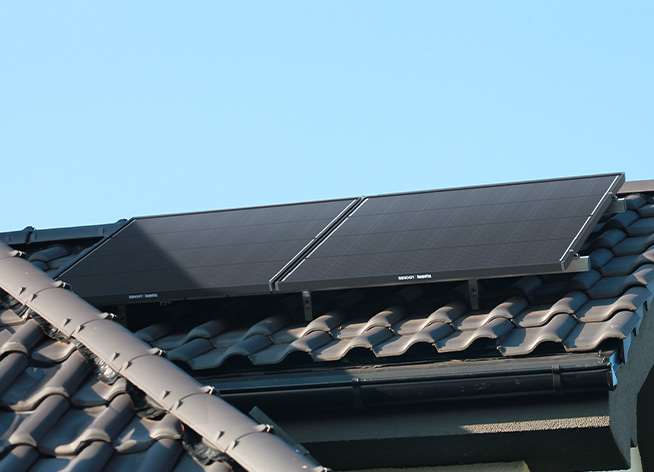 ShwdowFux Anti-shading N-Type solar panel installing on the roof